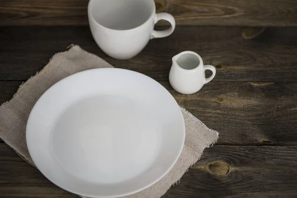 Leerer Weißer Teller Mit Tasse Und Keramikkrug Auf Altem Holzgrund — Stockfoto