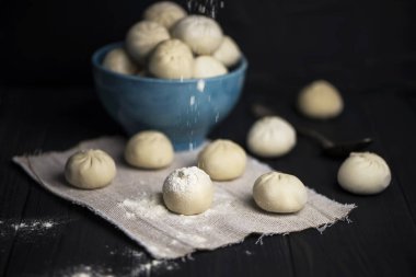 koyu ahşap arka plan üzerinde tuval üzerine dolgu et ile ham khinkali