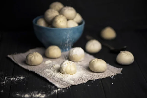 Khinkali Grezzo Con Ripieno Carne Tela Uno Sfondo Legno Scuro — Foto Stock