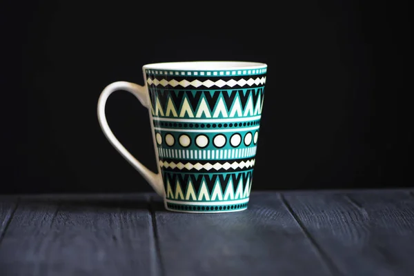 Hermosa Taza Con Adorno Verde Sobre Fondo Madera Oscura — Foto de Stock