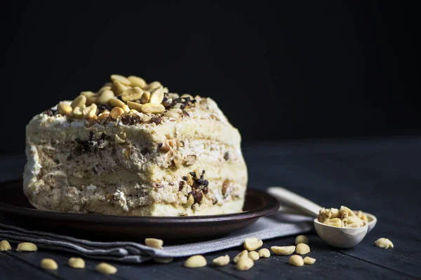 Kuchenstück Gefüllt Mit Weißer Sahne Und Nüssen Auf Einem Teller — Stockfoto