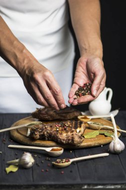 el koyu ahşap arka plan üzerinde baharat ile kemik üzerinde barbekü domuz eti iştah açıcı aşçılar