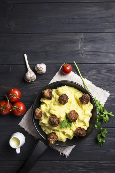 Aptitretande Potatismos Med Stekt Kött Kastrull Mörk Bakgrund — Stockfoto