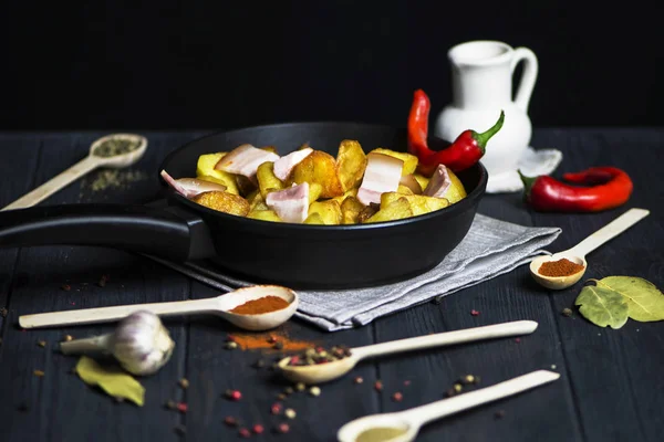 Kryddig Stekt Potatis Med Bacon Kastrull Och Olika Kryddor Mörk — Stockfoto