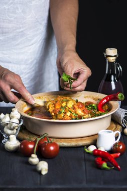 el koyu ahşap arka plan üzerinde baharat ile domates mantar sosdeniz balık fileto pişirir