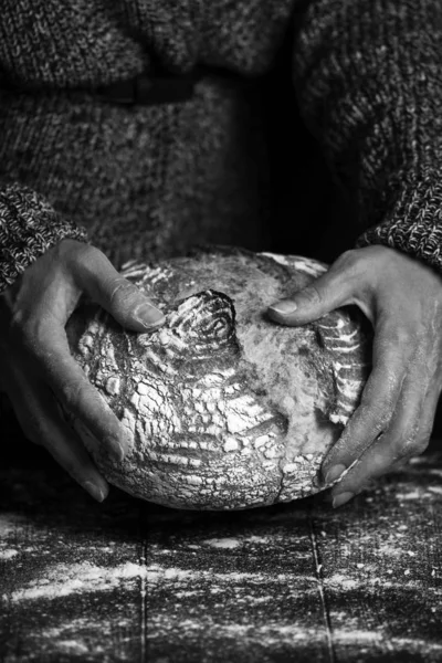 Hände Die Appetitlich Rundes Brot Mit Weißem Pulver Auf Dunklem — Stockfoto