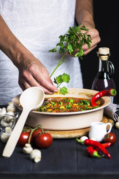 el koyu ahşap arka plan üzerinde baharat ile domates mantar sosdeniz balık fileto pişirir