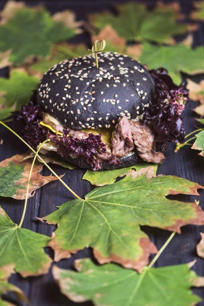 Schwarzbrot Burger Mit Gesundem Fleisch Und Braunen Salatblättern Auf Papier — Stockfoto