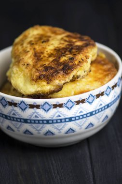 koyu ahşap arka plan üzerinde kase kızarmış patates krep