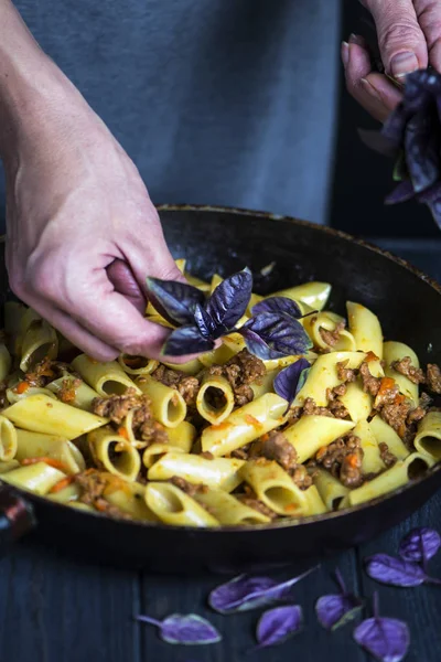 Stuvade Makaroner Med Kött Morötter Lök Och Kryddor Kastrull — Stockfoto