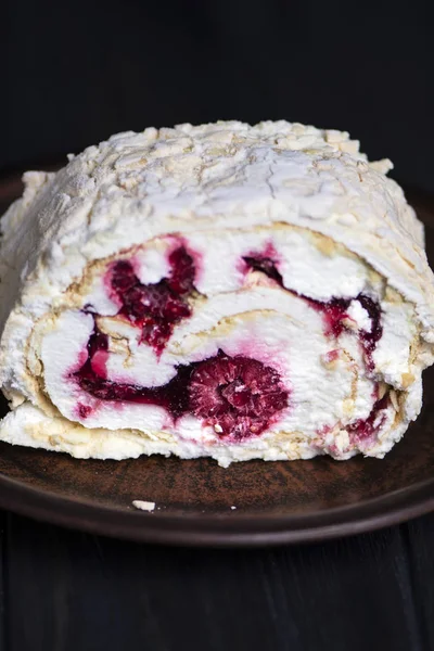 お皿にラズベリーと赤いベリージャムのビスケットケーキ — ストック写真