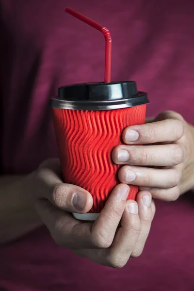 Las Manos Del Hombre Sostienen Una Taza Papel Rojo Sobre — Foto de Stock