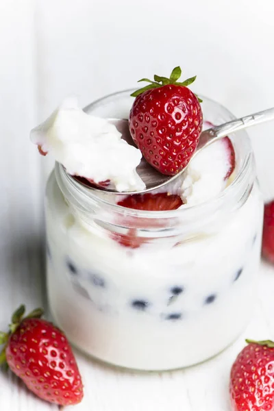 Blancé Mit Quark Milch Gelatine Und Erdbeeren Mit Blaubeeren — Stockfoto