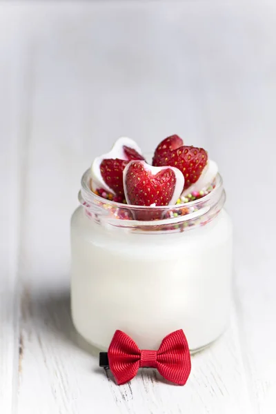 Zelfgemaakte Aardbeienharten Vanille Melk Gelei Een Glazen Pot Een Houten — Stockfoto