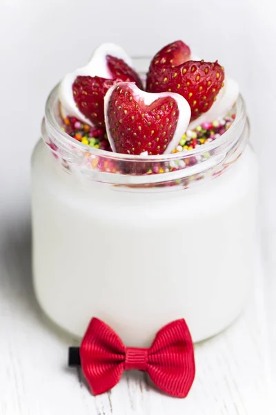 Zelfgemaakte Aardbeienharten Vanille Melk Gelei Een Glazen Pot Een Houten — Stockfoto