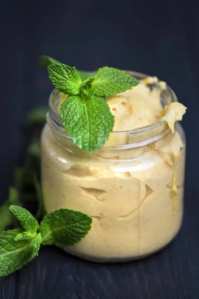 Sopa Crema Queso Con Menta Frasco Vidrio Sobre Fondo Oscuro — Foto de Stock