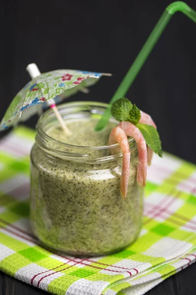 Sopa Crema Espinacas Con Camarones Frasco Vidrio Sobre Fondo Oscuro — Foto de Stock