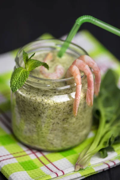 Zuppa Crema Spinaci Con Gamberetti Barattolo Vetro Uno Sfondo Scuro — Foto Stock