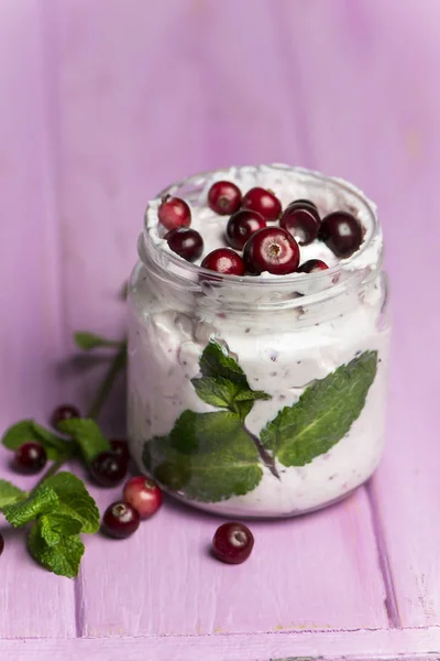 Tranbär Mynta Smoothie Med Keso Glasburk Trä Bakgrund — Stockfoto