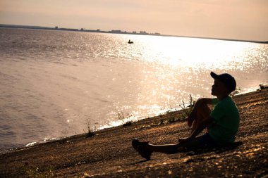 Oğlan yazın gün batımında Dinyeper nehri sahilinde rüya görür.