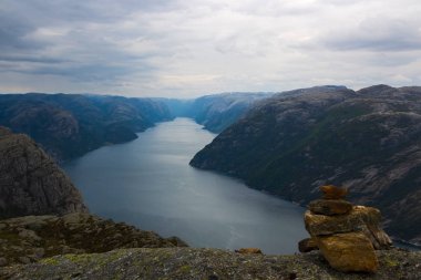 Norveç 'teki Lysefjord 'un etkileyici manzarası