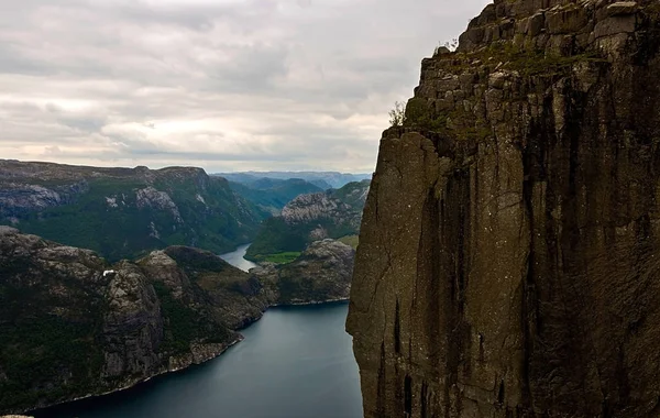 Norveç 'teki Lysefjord 'un etkileyici manzarası