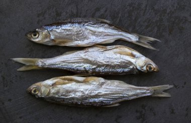 Bira için tuzlanmış nehir balığı.