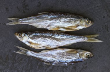 Bira için tuzlanmış nehir balığı.