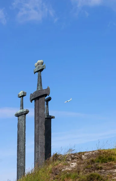 Norveç 'te Stavanger yakınlarında üç Viking taşı kılıcı.