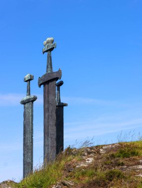 Norveç 'te Stavanger yakınlarında üç Viking taşı kılıcı.