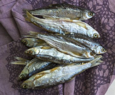 Koyu arkaplanda bira için tuzlanmış nehir balığı.