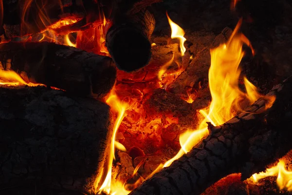 geceleri ölen ateş ve közler