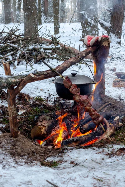 Kış kampında yangın lezzetli çorba ve kebaplar yemek