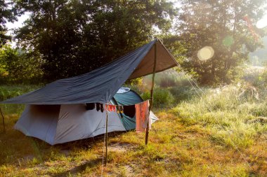 Kamptaki çadır sabah güneşi tarafından aydınlatılmış..