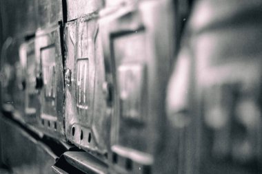 Geçen yüzyıldan metal posta kutusu.