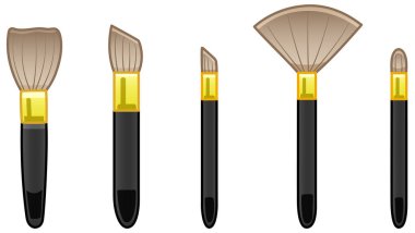 Beyaz arkaplanda beş makyaj fırçası