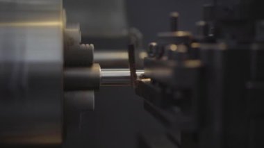 Tonitura di un cilindro di acciaio su tornio parallelo