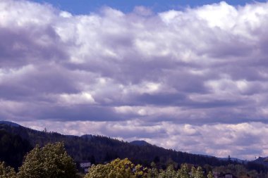 gökyüzünde ilginç renkli bulutlar