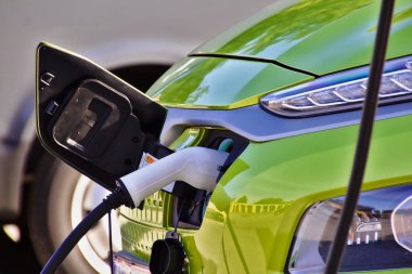 Şarj sırasında şarj istasyonunda elektrikli araba