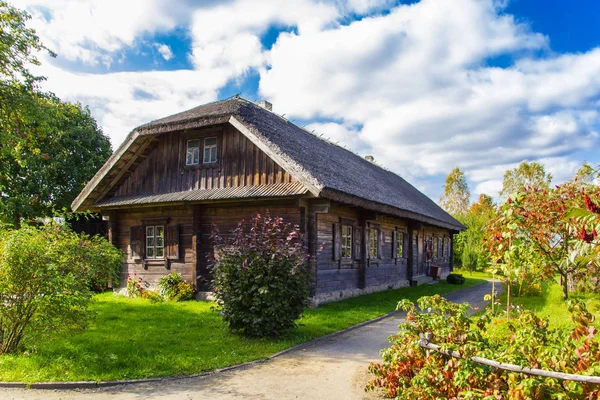 Drewniany Dom Krytym Strzechą Dachem Okiennicami Oknach Dwór Adam Mickiewicz — Zdjęcie stockowe