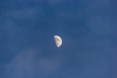 Mavi gökyüzü karşı moon