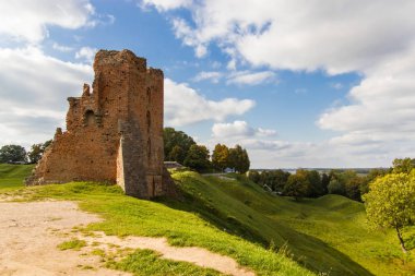 Novogrudok, ne yapıyorsun? Belarus. 28 Eylül 2017. Kale dağ daki harabeler.