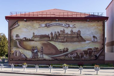 Novogrudok, ne yapıyorsun? Belarus. 28 Eylül 2017. Binanın duvarına çizim.