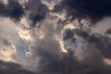 Gün batımı ışığında doymuş bulutlu manzara.