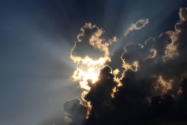 Güneş ışınları bulutların arkasından yol yapar.