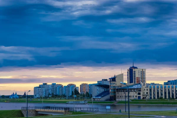 Veslice Pozadí Nasycené Oblačné Oblohy Brest Bělorusko — Stock fotografie