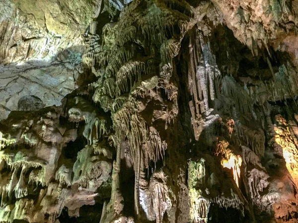 Sırbistan'da 80 milyon yaşında olduğu tahmin edilen Resavska mağarasının iç kısmı.