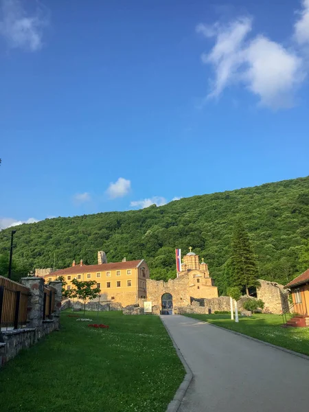 Ravanica manastırının manzarası ve tahkimatı. Sırbistan.