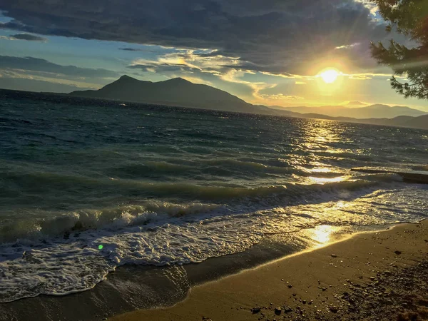 Aidipsos, Evia, Grece'de dalgalar ve gün batımı.