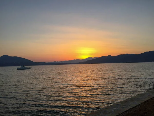 Aidipsos Evia Yunanistan'da tekne ve gün batımı.